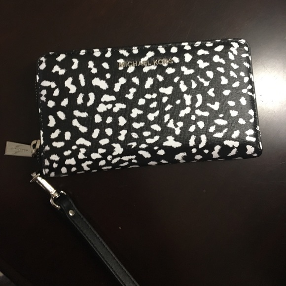 Michael Kors Handbags - Michael Kors Multi Function Wristlet